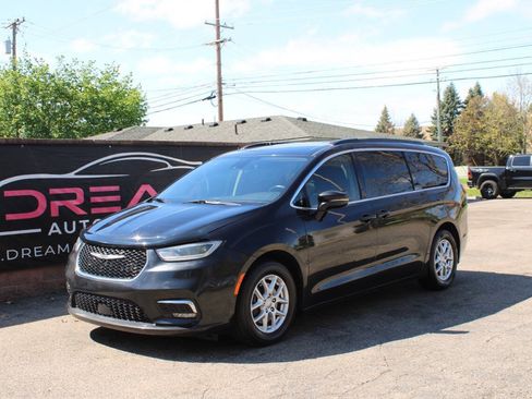 Used 2022 Chrysler Pacifica Touring-L FWD image 1