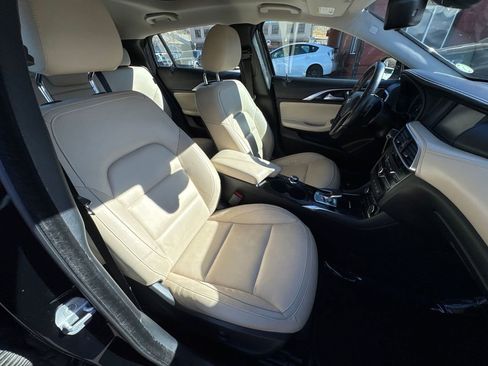 Used 2017 INFINITI QX30 Premium w/ Navigation Package image 20