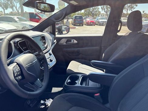 Used 2024 Chrysler Pacifica Touring FWD image 12