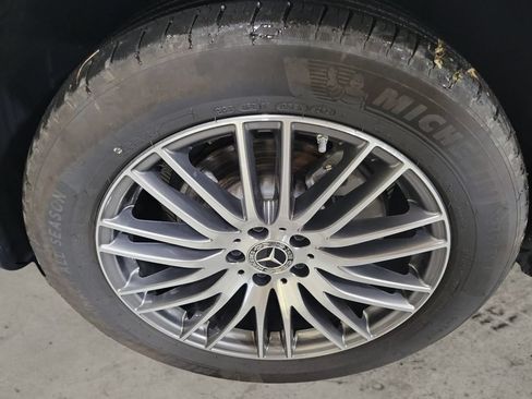 Used 2025 Mercedes-Benz GLC 300 4MATIC image 9