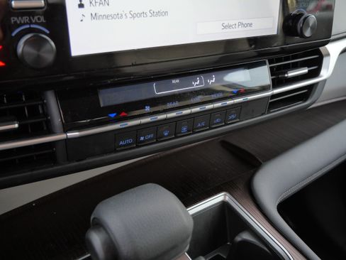 Certified 2024 Toyota Sienna LE image 24