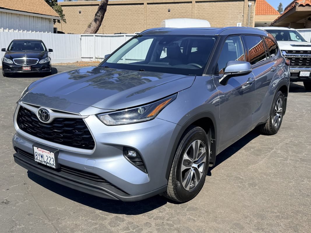 Used 2021 Toyota Highlander XLE AWD/4WD image 3