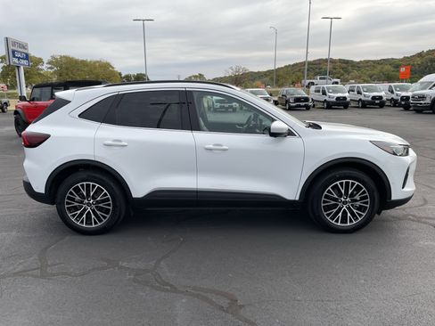 Used 2023 Ford Escape SE w/ PHEV Premium Package image 9