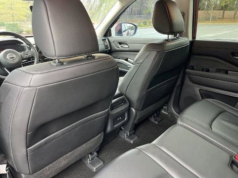 Certified 2025 Nissan Pathfinder SL image 18