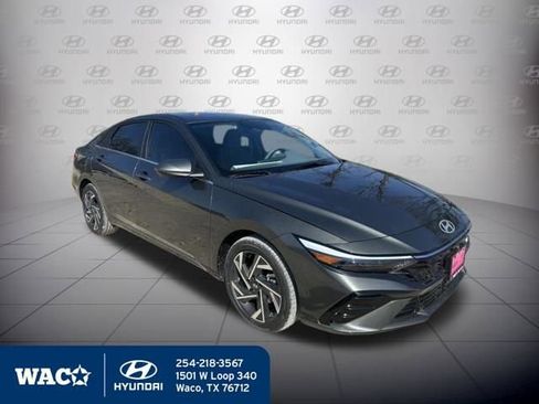 Used 2025 Hyundai Elantra SEL image 3