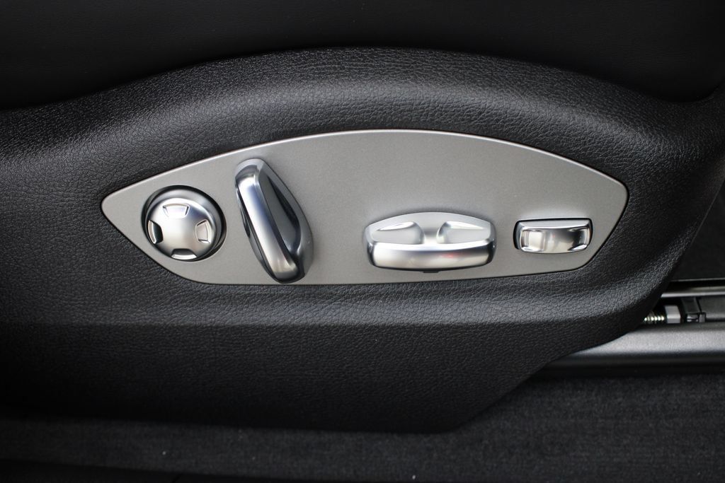 Certified 2025 Porsche Macan AWD/4WD image 29