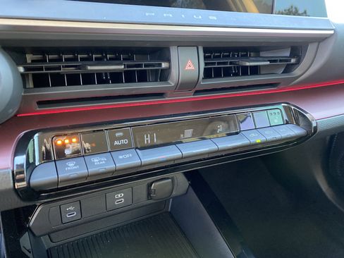 Used 2025 Toyota Prius XSE image 39