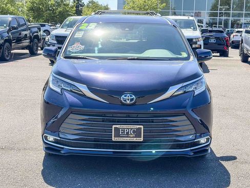 Used 2025 Toyota Sienna Limited AWD/4WD image 6