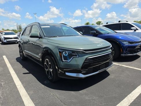 Certified 2025 Kia Niro EX Touring FWD image 3