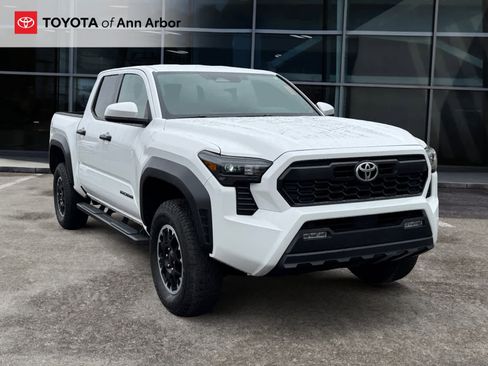 Used 2025 Toyota Tacoma TRD Off-Road AWD/4WD image 1