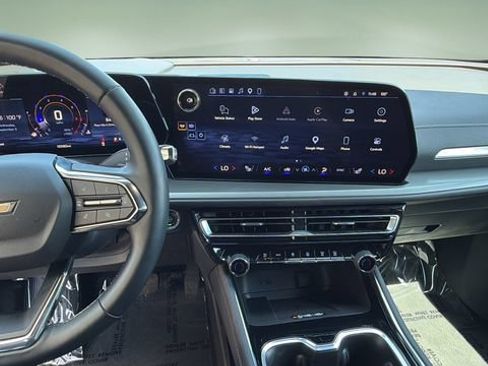 Used 2025 Chevrolet Traverse LT FWD image 11