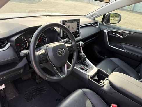 Used 2020 Toyota RAV4 XLE Premium FWD image 19