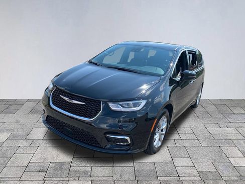 Used 2026 Chrysler Pacifica Limited FWD image 3