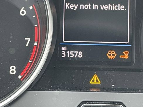 Used 2021 Volkswagen Tiguan SE w/ Panoramic Sunroof Package image 38