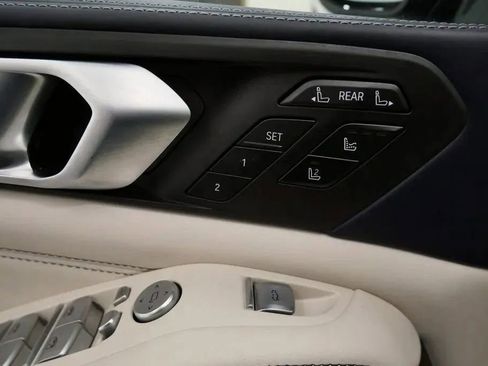 Used 2022 BMW X7 M50i image 16