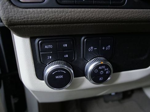 Used 2022 GMC Yukon XL Denali AWD/4WD image 16