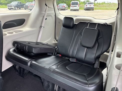 Used 2023 Chrysler Pacifica Touring-L FWD image 10