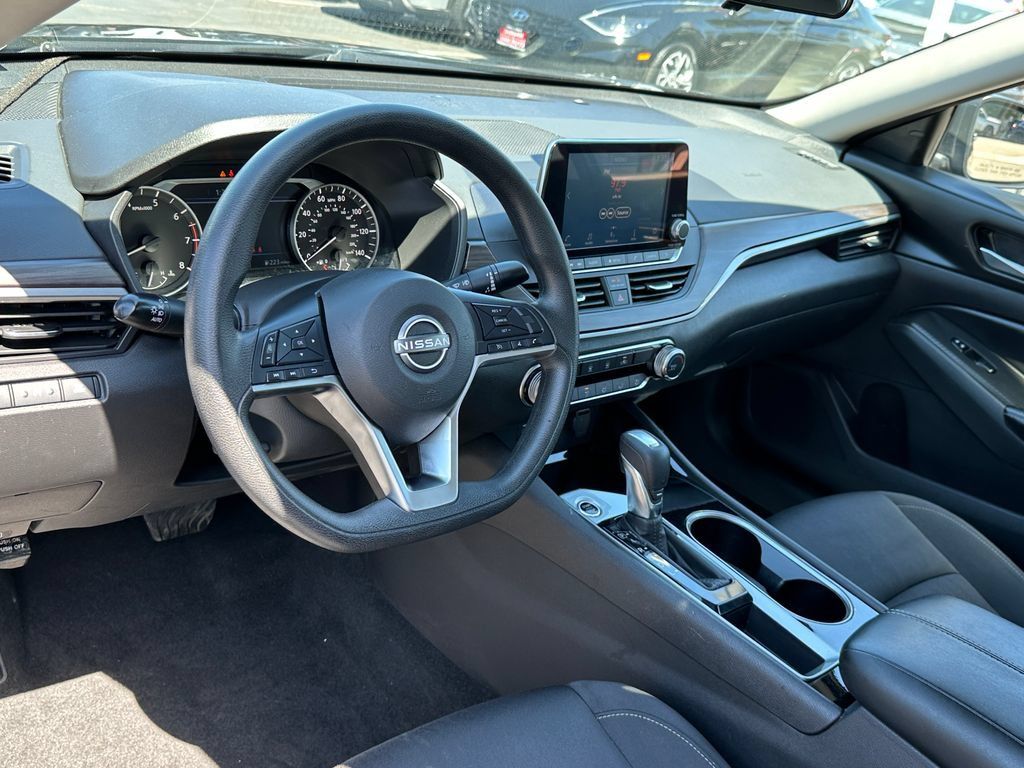 Used 2024 Nissan Altima 2.5 SV FWD image 21
