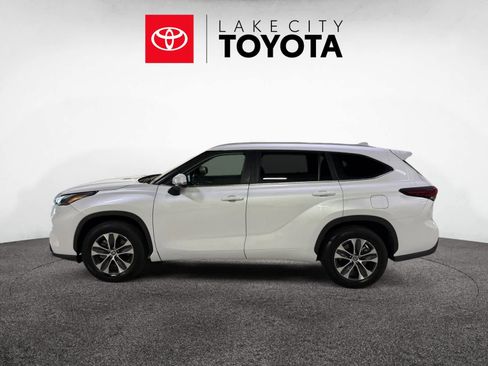 Used 2024 Toyota Highlander XLE image 3
