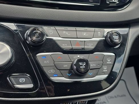 Used 2025 Chrysler Pacifica Select FWD image 25