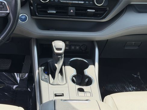 Used 2020 Toyota Highlander XLE AWD/4WD image 19