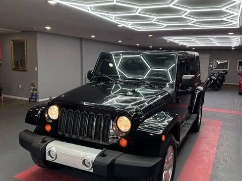 Used 2012 Jeep Wrangler Unlimited Sahara w/ Dual Top Group AWD/4WD image 2