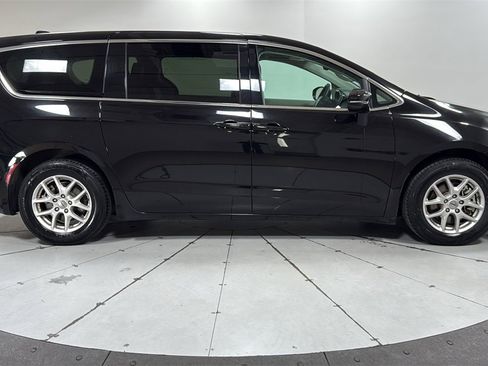 Used 2024 Chrysler Pacifica Touring-L image 6