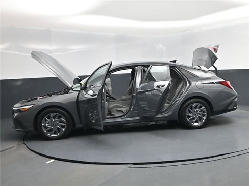 Certified 2024 Hyundai Elantra Blue image 34