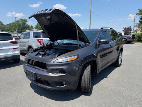 Used 2017 Jeep Cherokee Latitude w/ Cold Weather Group AWD/4WD image 22