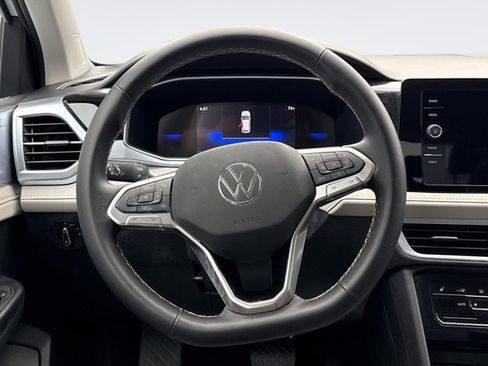 Used 2025 Volkswagen Taos SE image 12