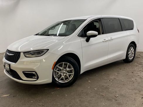 Used 2023 Chrysler Pacifica Touring-L FWD image 1