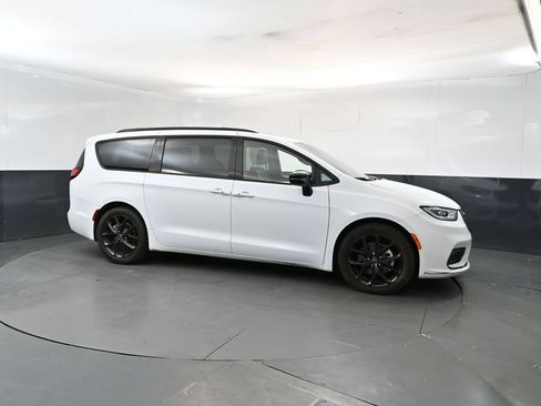 Used 2025 Chrysler Pacifica Limited FWD image 7