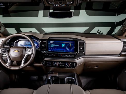 Used 2025 Chevrolet Silverado 1500 LTZ image 2