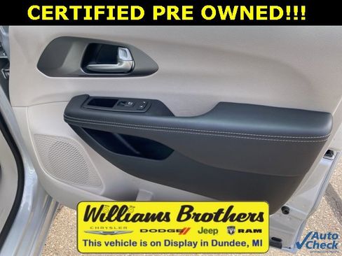 Certified 2024 Chrysler Pacifica Touring-L image 31