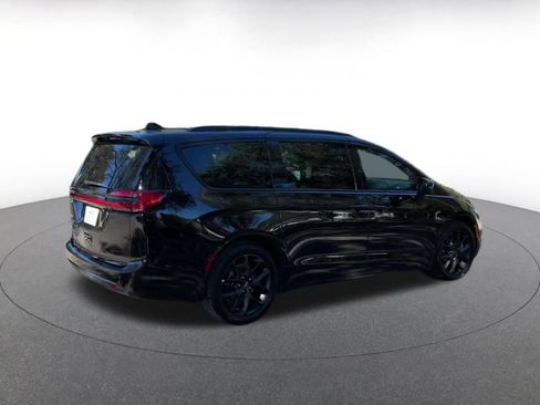 Used 2025 Chrysler Pacifica Limited image 15