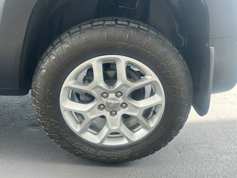 Used 2017 Jeep Renegade Latitude AWD/4WD image 15