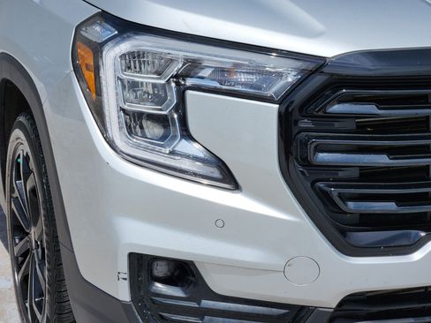 Used 2022 GMC Terrain SLT w/ Tech Package FWD image 10