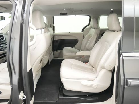 Used 2018 Chrysler Pacifica Touring-L FWD image 18