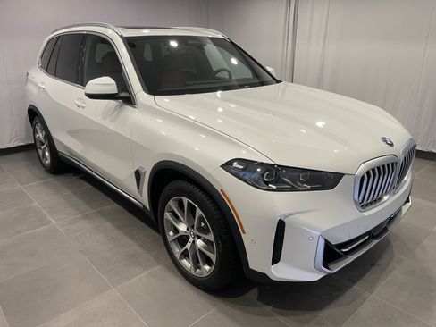 New 2026 BMW X5 xDrive50e w/ Premium Package AWD/4WD image 3