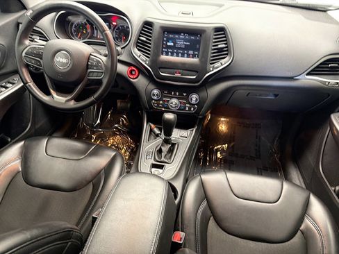 Used 2019 Jeep Cherokee Latitude Plus w/ Comfort/Convenience Group FWD image 12