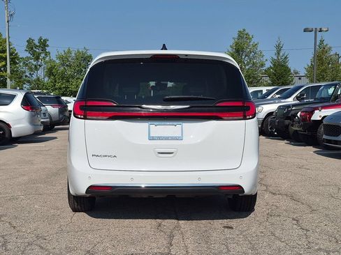 Used 2024 Chrysler Pacifica Touring-L FWD image 4