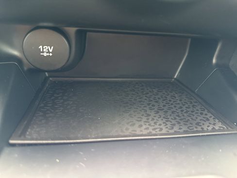 Used 2019 Jaguar E-PACE SE image 32