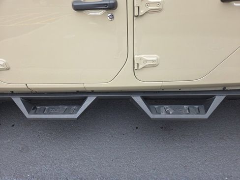 Used 2022 Jeep Gladiator Sport image 11