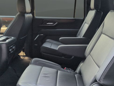 Used 2025 GMC Yukon XL Denali AWD/4WD image 22