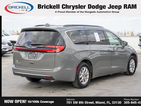 Used 2022 Chrysler Pacifica Touring-L image 5