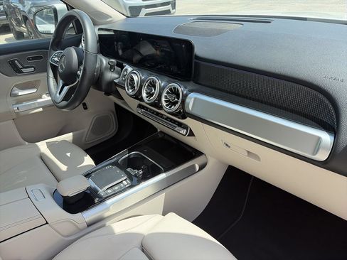 Used 2022 Mercedes-Benz GLB 250 image 32