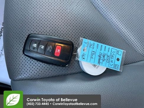 Used 2023 Toyota Highlander Limited image 28