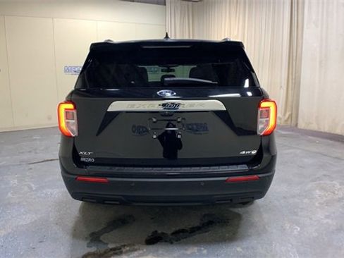 Used 2022 Ford Explorer XLT image 4
