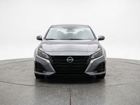 Used 2025 Nissan Altima 2.5 SV FWD image 2