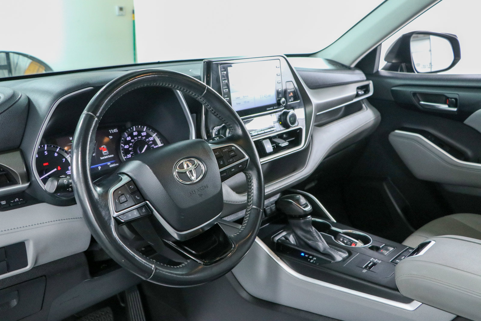 Used 2021 Toyota Highlander XLE FWD image 24